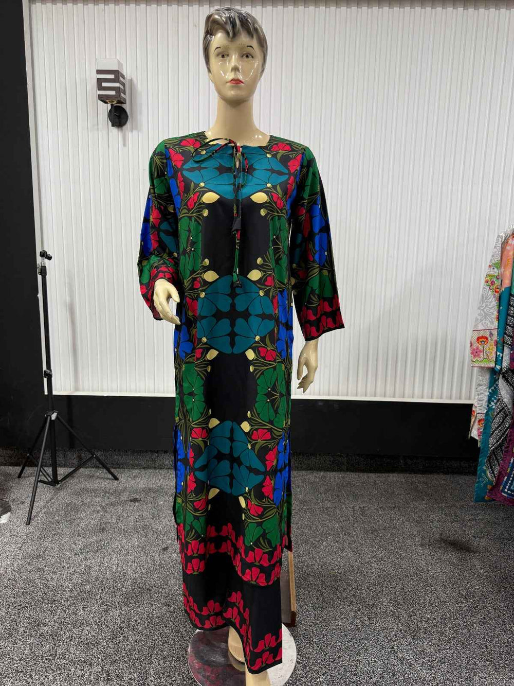 Bold Bloom Printed 2-Piece Suit – Vibrant Fusion